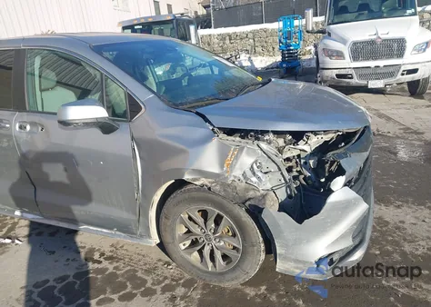 2022 Toyota Sienna Le z USA, uszkodzony, nr VIN 5TDKRKEC3NS122496